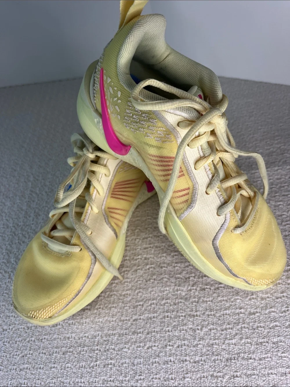 Nike Sabrina 2 Anyone 2.5 youth, yellow sneakers metallic blue & hot pink swish